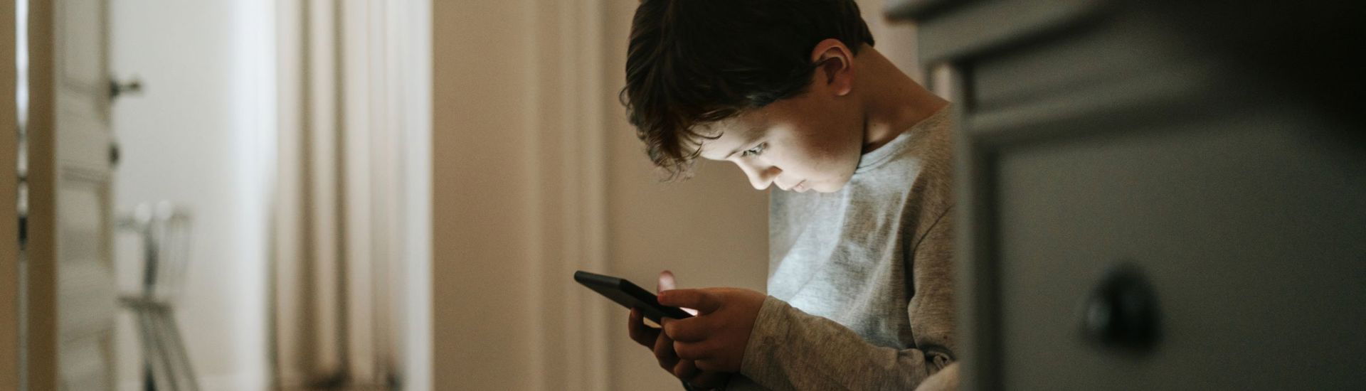 Jongen Speelt Viedogame 1471645492