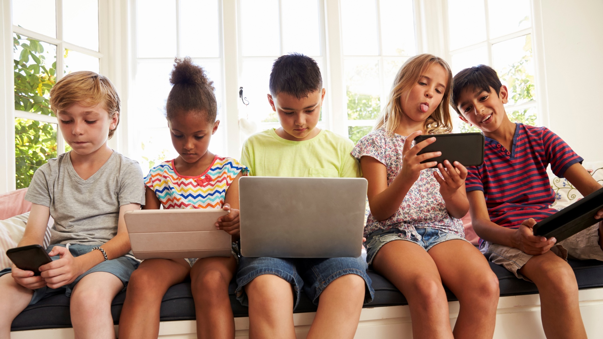 Kinderen Schermen Vensterbank