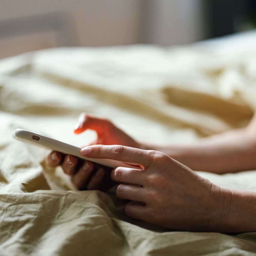 Close Up Handen Smartphone Geen Hoofd Bed