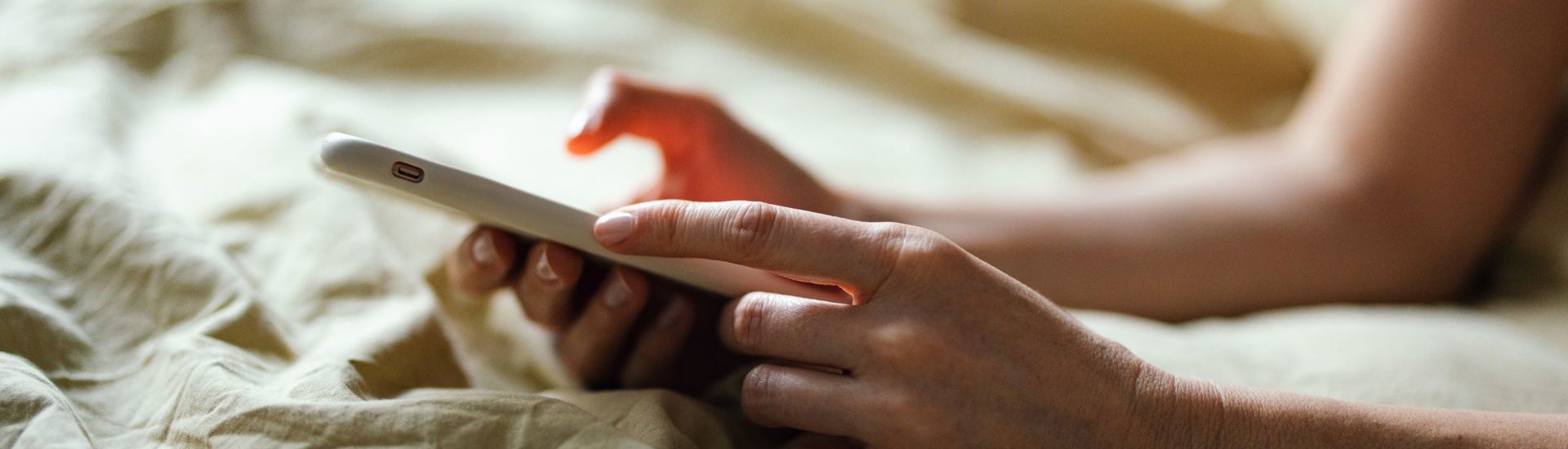 Close Up Handen Smartphone Geen Hoofd Bed