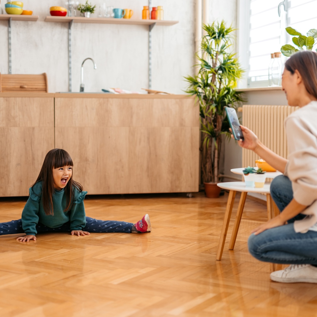 Sharenting Posten Onschuldige Kinderfoto Mama Dochter Living