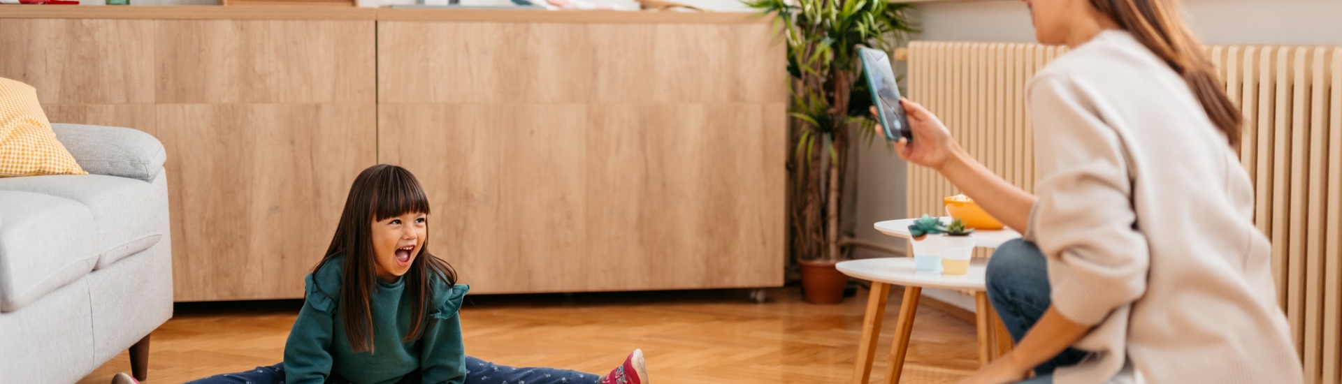 Sharenting Posten Onschuldige Kinderfoto Mama Dochter Living