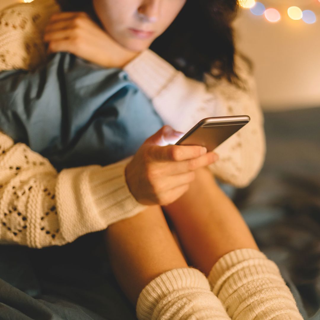 Meisje In Bed Smartphone Knieën