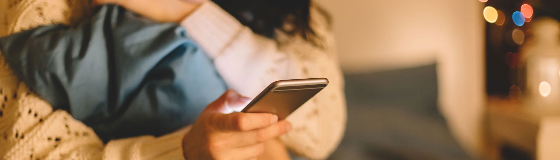 Meisje In Bed Smartphone Knieën