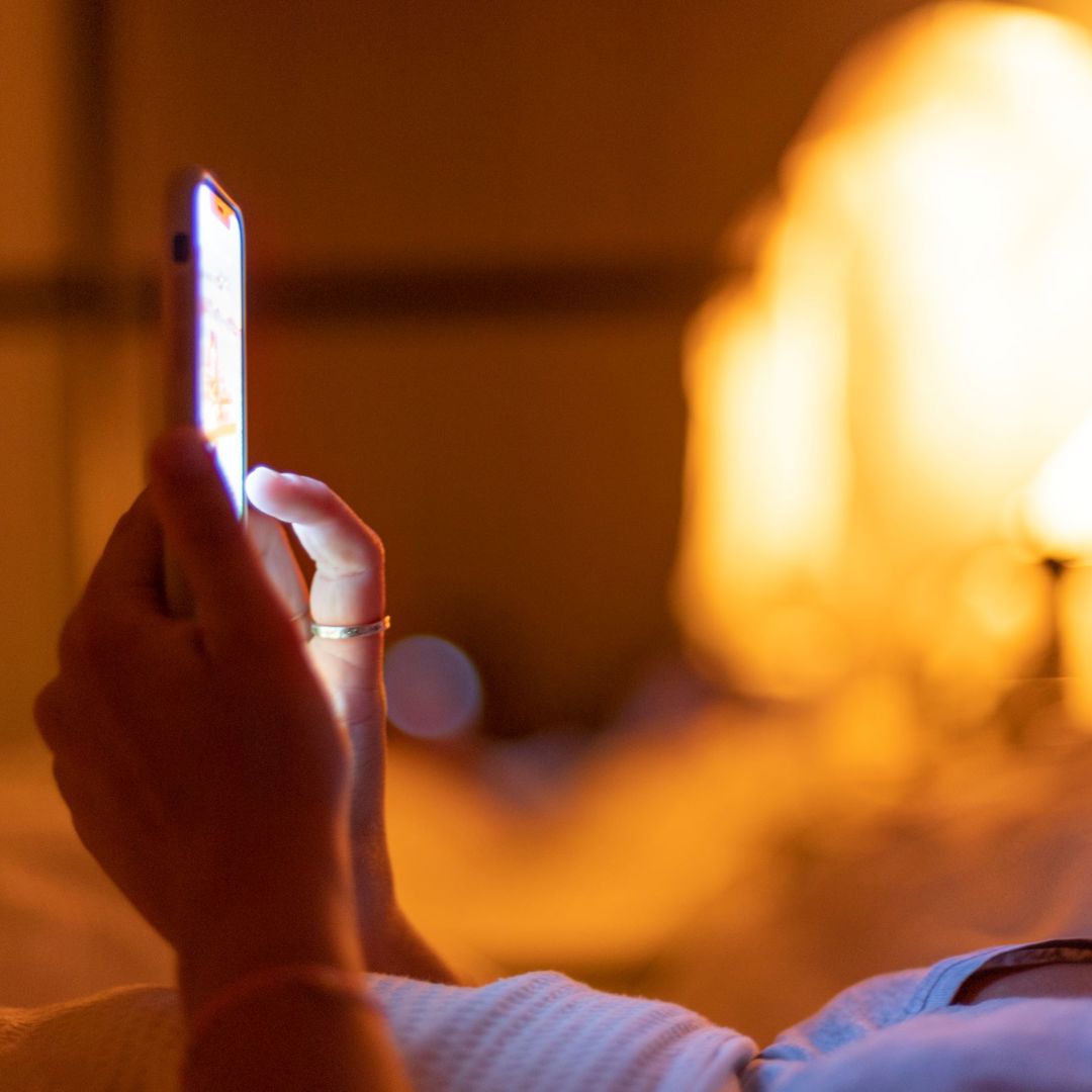Smartphone Kijken Snachts Vrouw
