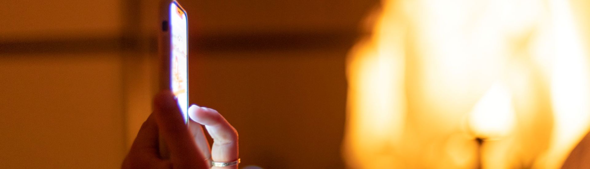 Smartphone Kijken Snachts Vrouw