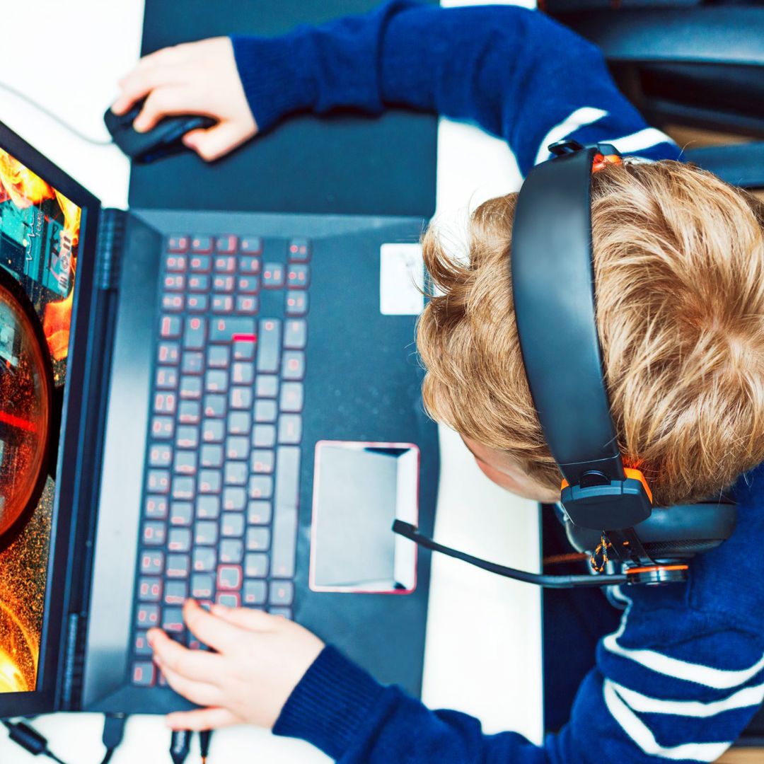 Webinar Autisme En Gamen Jongen Speelt Games Op Laptop