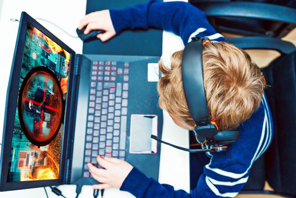 Webinar Autisme En Gamen Jongen Speelt Games Op Laptop