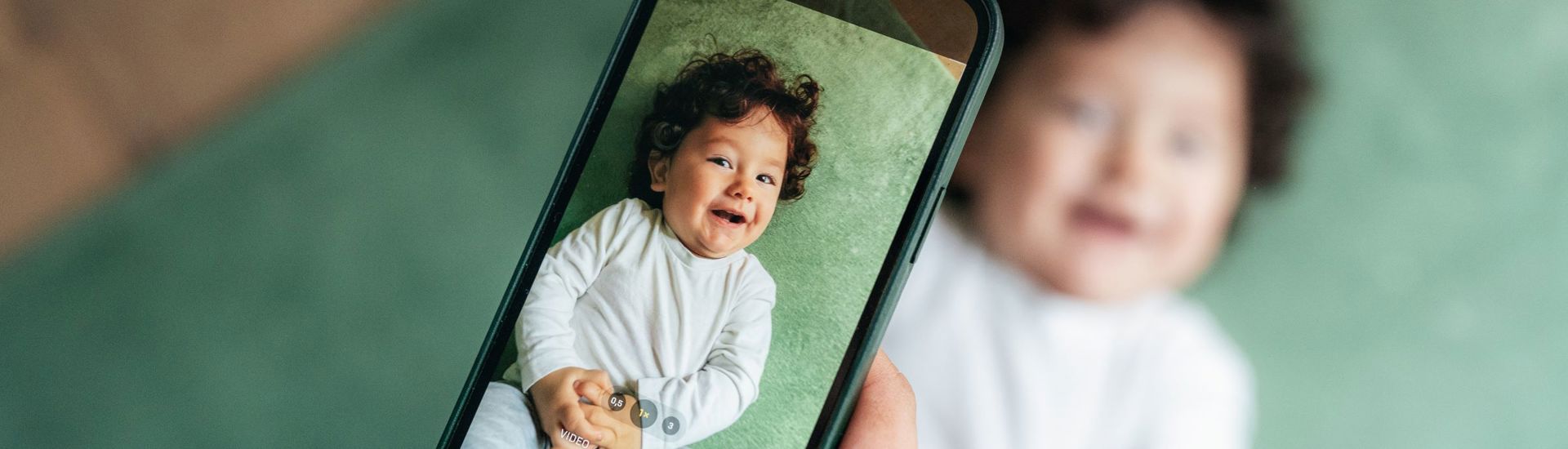 Moeder Neemt Foto Baby Smartphone Groene Grond