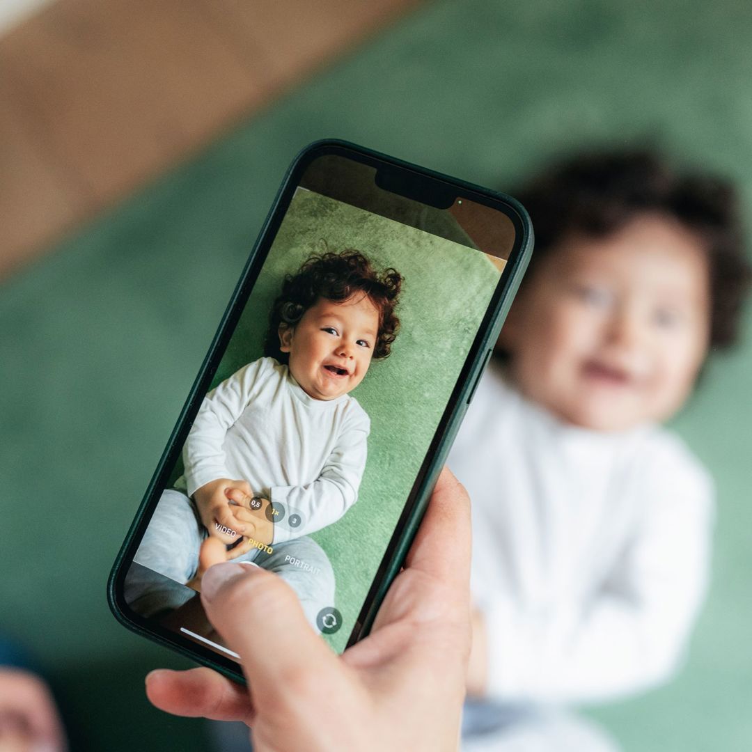 Moeder Neemt Foto Baby Smartphone Groene Grond