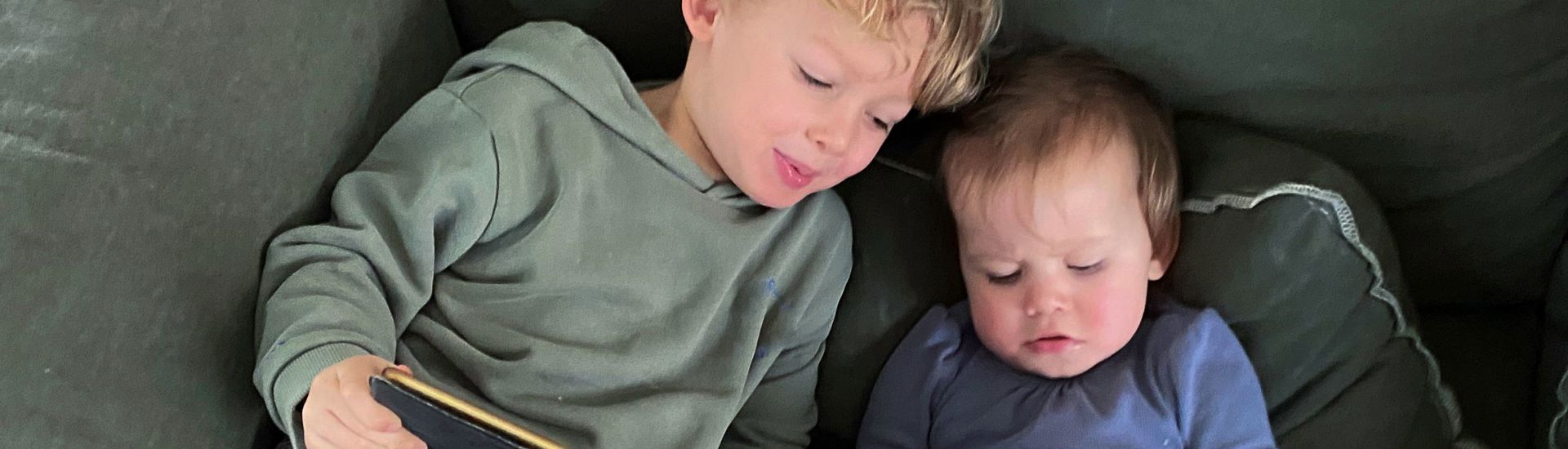 Baby En Peuter Kijken Tablet Smartphone Grijze Zetel