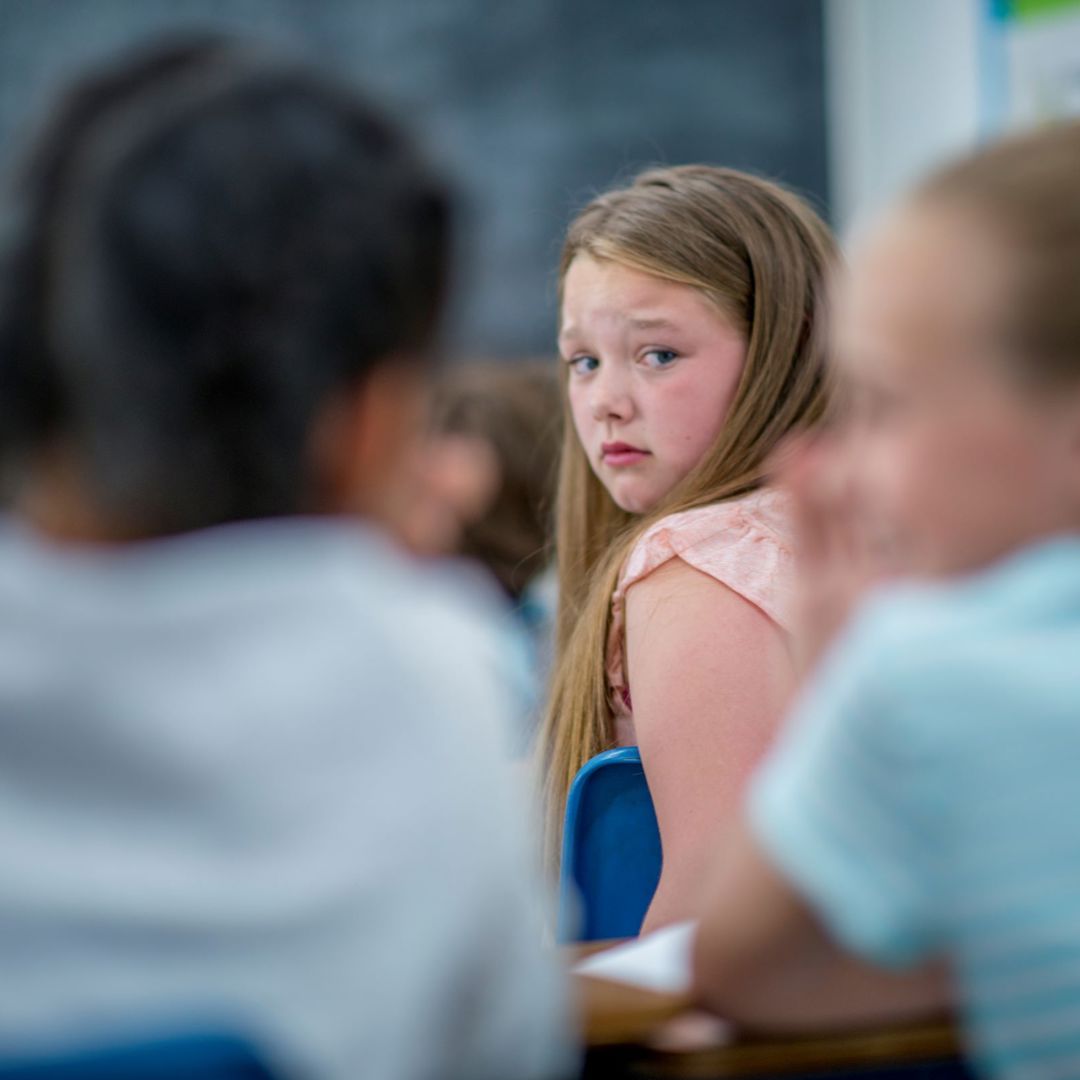 Pesten Op School Meisje Kijkt Achterom Bezorgd