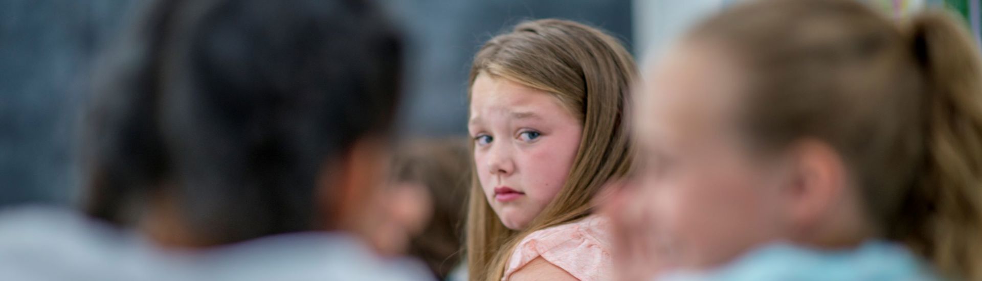 Pesten Op School Meisje Kijkt Achterom Bezorgd